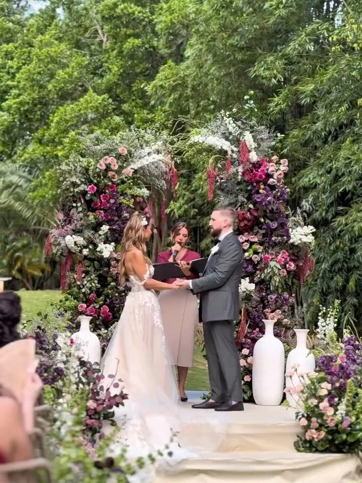 Si buscas un dise&ntilde;ador floral que haga realidad tu visi&oacute;n y la eleve, &iexcl;@ilelamadrid es la respuesta! Su talento transforma cada p&eacute;talo en poes&iacute;a y cada rayo de luz en un susurro de amor. 

Desde arreglos vibrantes ha