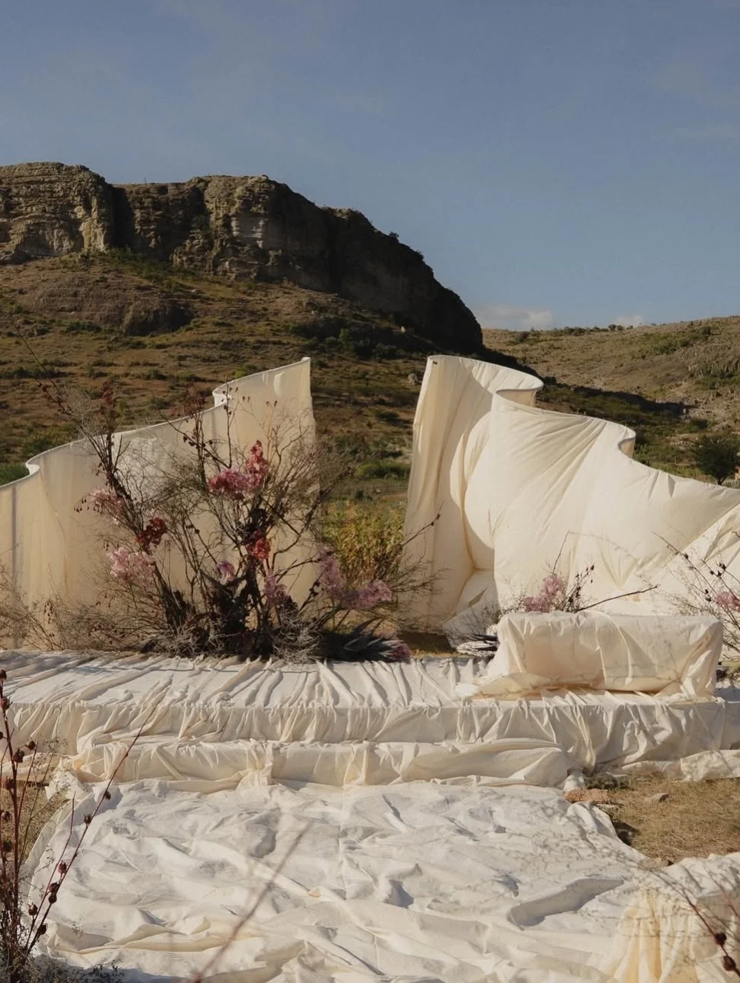 &iquest;Sue&ntilde;as con una boda en los encantadores paisajes de Oaxaca? &iexcl;No busques m&aacute;s! @eventos_y_bodas_oaxaca es la opci&oacute;n ideal para convertir tu visi&oacute;n en una realidad deslumbrante. 🏹

Desde lugares espectaculares 