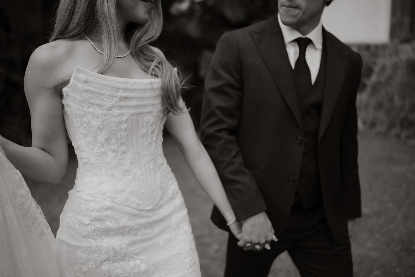 Protocolo anti-drama familiar: límites, seating, +1’s y el arte de decir “no” (sin culpa)