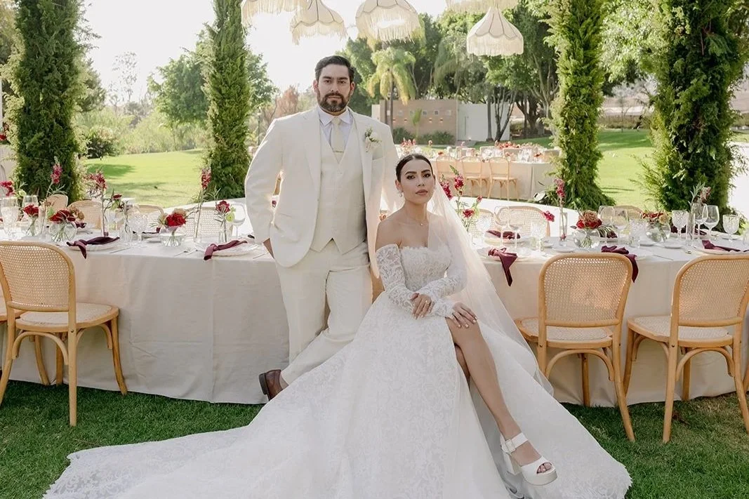 Una boda moderna con arquitectura temporal en Hacienda Benazuza, Guadalajara
