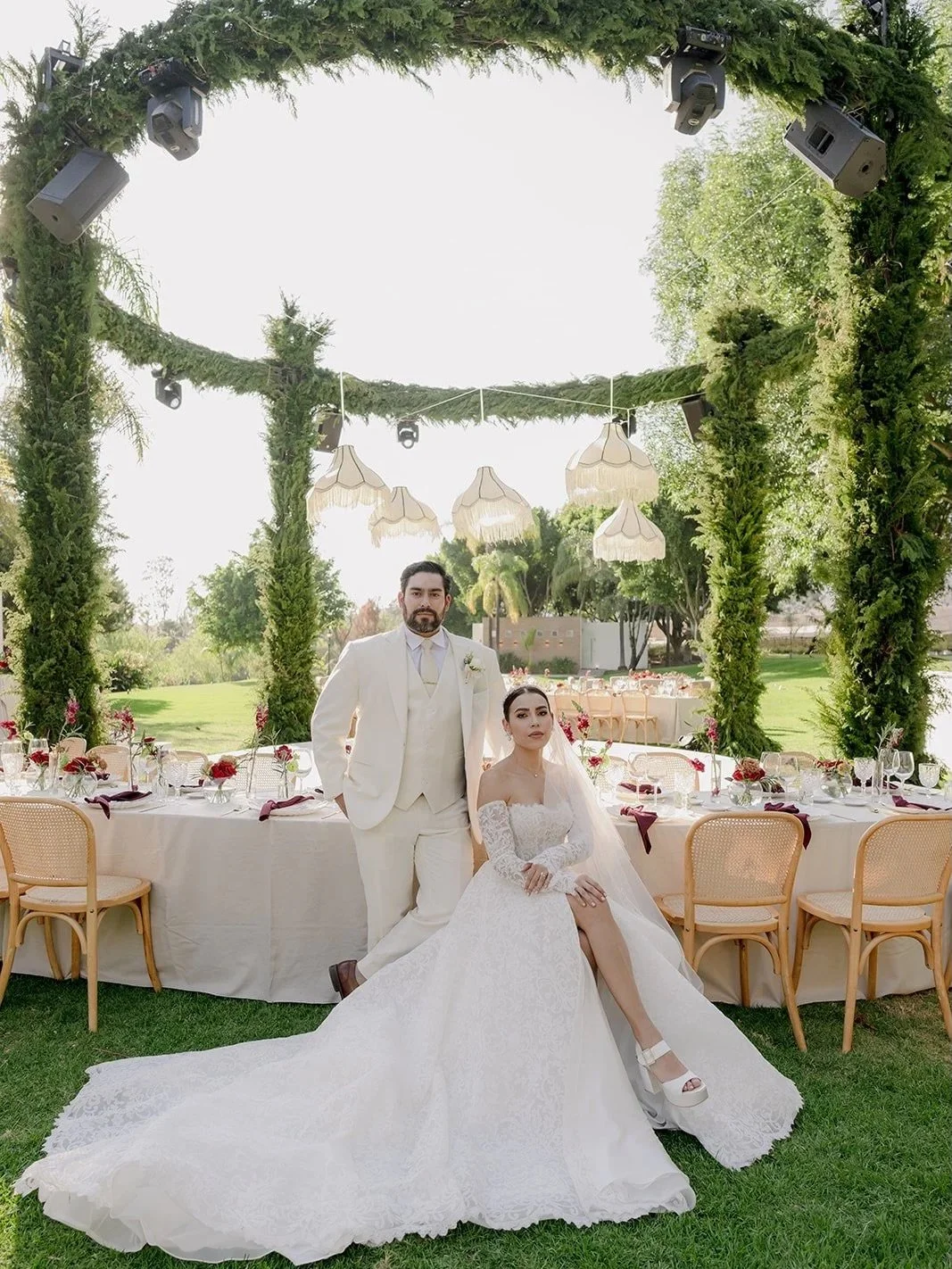 UNA BODA MODERNA CON ARQUITECTURA TEMPORAL EN HACIENDA BENAZUZA, GUADALAJARA. 

La boda de Paulette y Chema fue un reflejo de autenticidad. Celebrada al aire libre en Hacienda Benazuza en Guadalajara, su d&iacute;a estuvo marcado por una atm&oacute;s