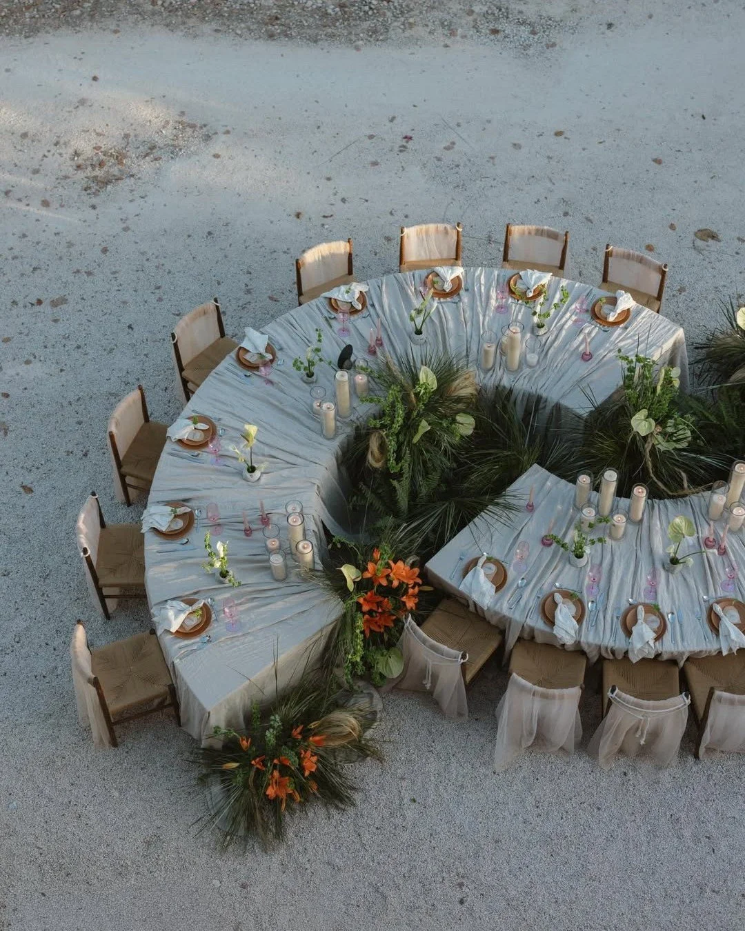 &iexcl;Observa c&oacute;mo este m&aacute;gico mundo rosa y verde se transforma del d&iacute;a a la noche! Los tonos suaves y la atm&oacute;sfera encantadora crean el escenario perfecto para momentos inolvidables. 💕
#fridaenamorada

Fotograf&iacute;a