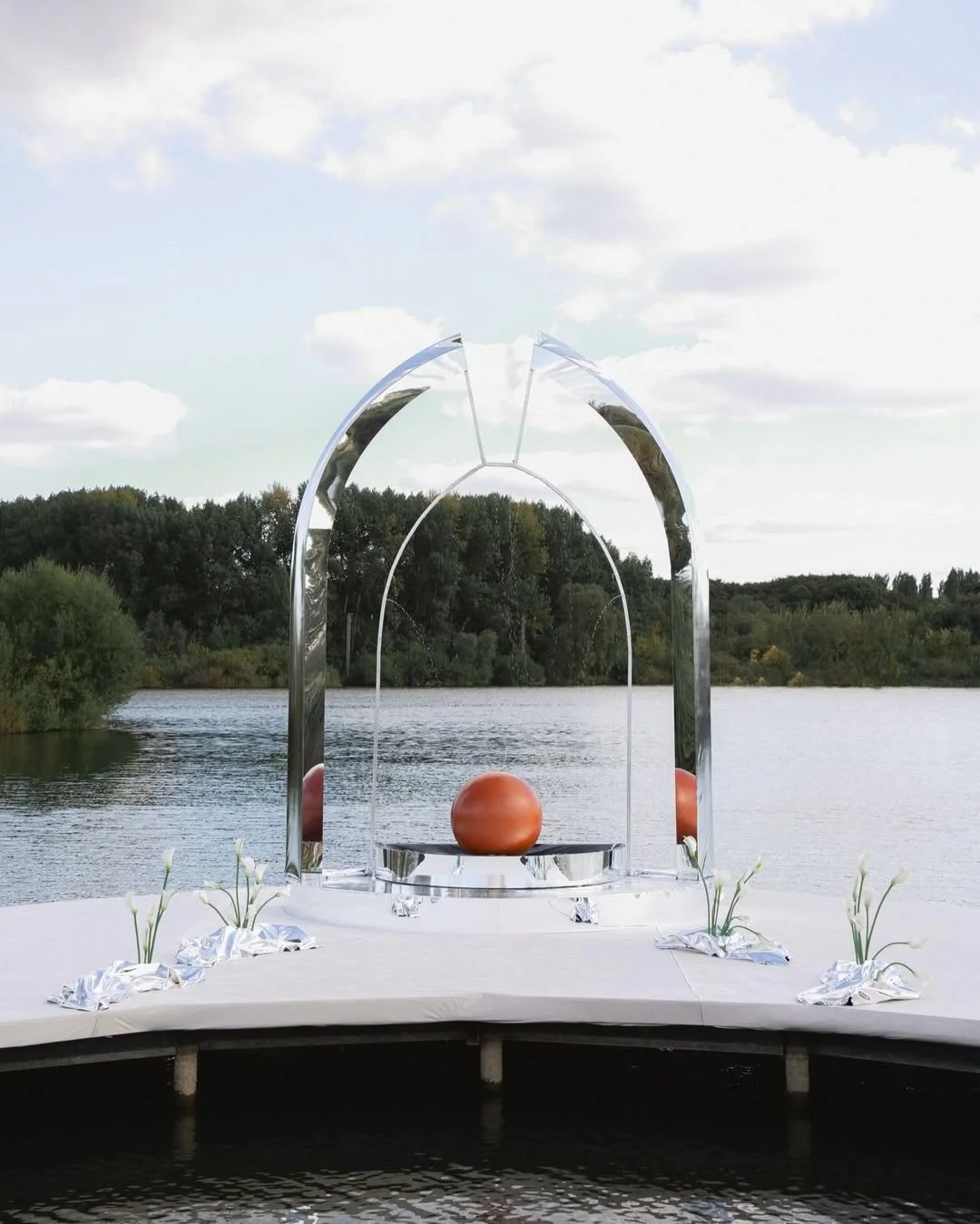 Un edificio de 12 metros completamente cubierto donde al aire dio el toque m&aacute;gico y una cascada con toques naranjas fueron lo que esta pareja decidi&oacute; tener como decoraci&oacute;n para su gran d&iacute;a lleno de impresionantes momentos 