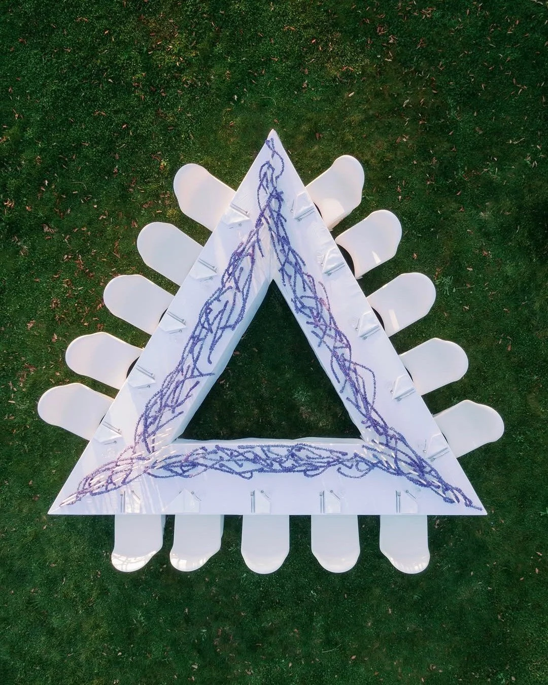 &iquest;Qui&eacute;n dijo que una mesa peque&ntilde;a no pod&iacute;a lucir espectacular? ✨ Con un toque de creatividad y los detalles adecuados, cada rinc&oacute;n puede convertirse en un fest&iacute;n visual. &iexcl;Celebra la belleza de lo peque&n