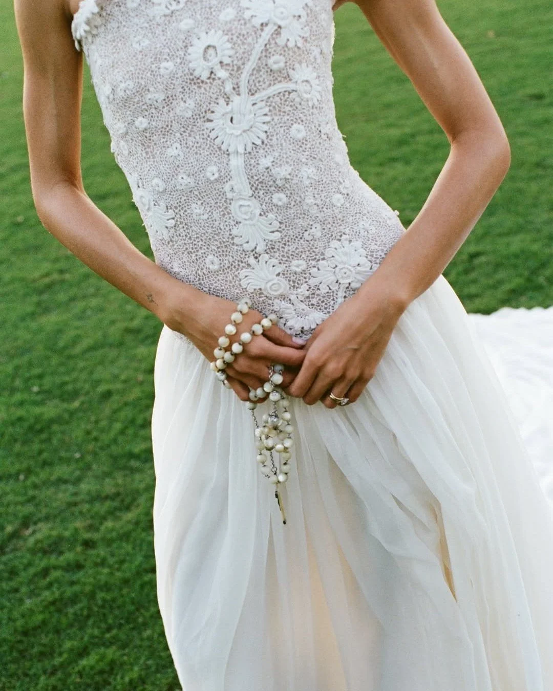 El boho revival es una tendencia que veremos muy presente esta temporada de bodas. 🌙 Los detalles de crochet en esta boda y en el look de esta novia tan cool, son la muestra perfecta. 🤍 

Cu&eacute;ntanos si t&uacute; tambi&eacute;n amas esta tende