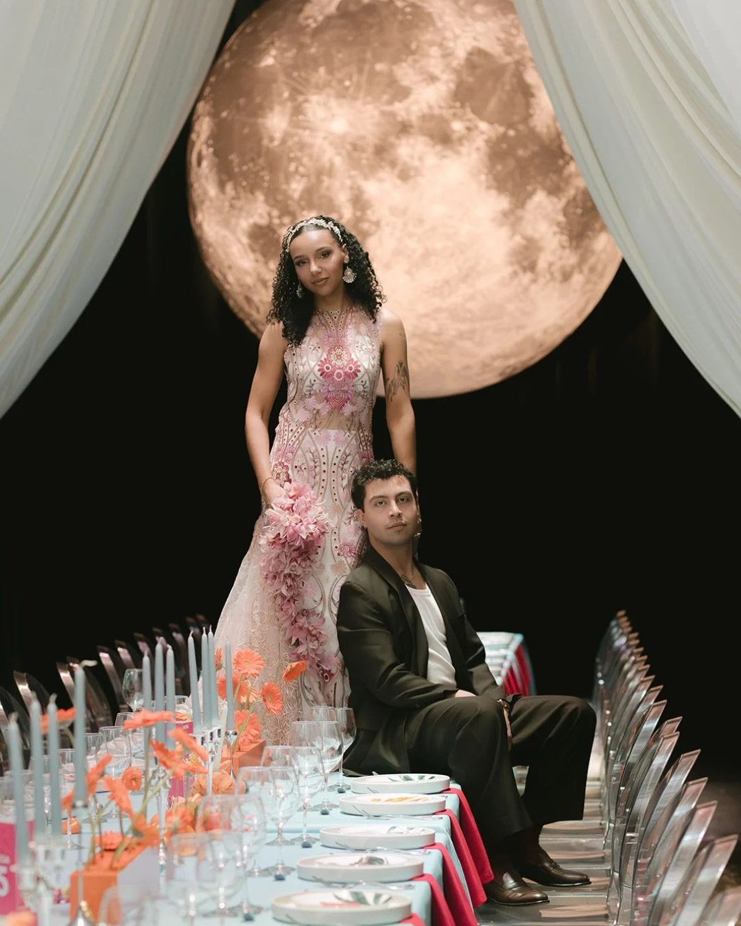 Una boda &iacute;ntima, pero con energ&iacute;a de noche larga en CDMX.🌕

Kiana y H&eacute;ctor transformaron @frontonbucareli. Un venue conocido por sus fiestas intensas y su vibra industrial&mdash; en una celebraci&oacute;n editorial, teatral y pr