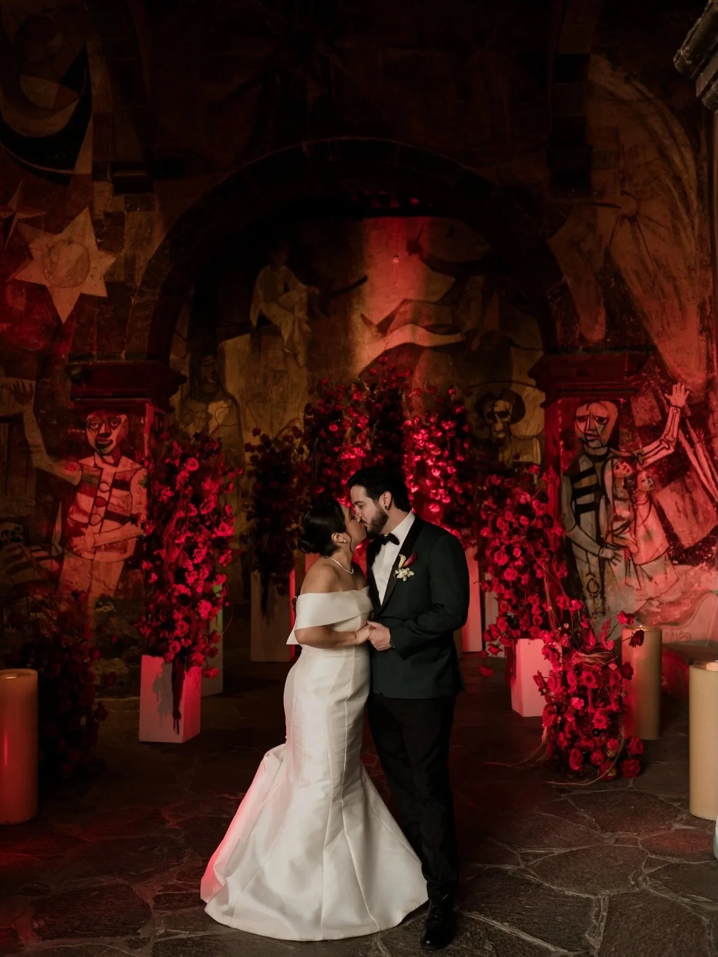 &ldquo;Wedding Eleganza Extravaganza&rdquo; fue una de las frases que le&iacute;mos en los stickers que Zaira y Christopher repartieron entre sus invitados: un gui&ntilde;o divertido y elegante, salido del slang favorito de Zaira, fan&aacute;tica de 