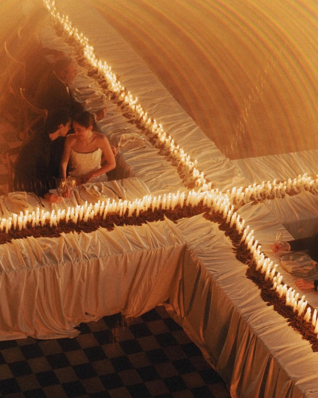 Un amor capturado bajo la luz, donde cada destello narra una historia &uacute;nica y cada sombra susurra promesas eternas. 🕯️Deja que estos instantes m&aacute;gicos te inspiren a crear recuerdos inolvidables en tu d&iacute;a especial. Recuerda, en c