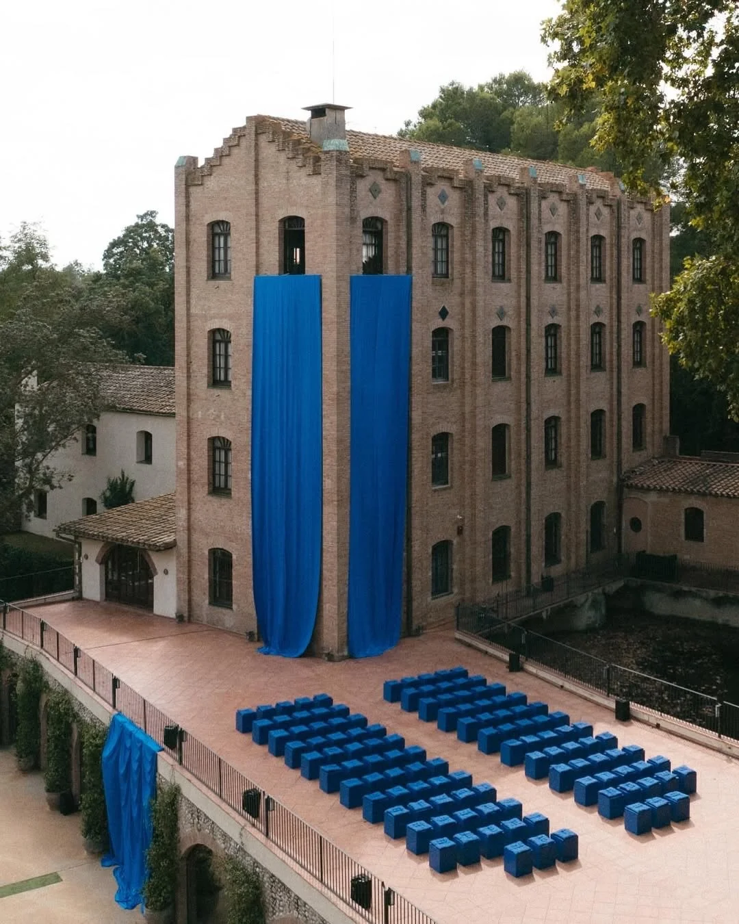 El color blocking es una de las tendencias m&aacute;s s&oacute;lidas de este 2026 y estamos seguras de que la seguiremos viendo muy fuerte en las bodas que est&aacute;n por venir. 

Hoy este azul el&eacute;ctrico nos ha dejado sin aliento y sin duda,