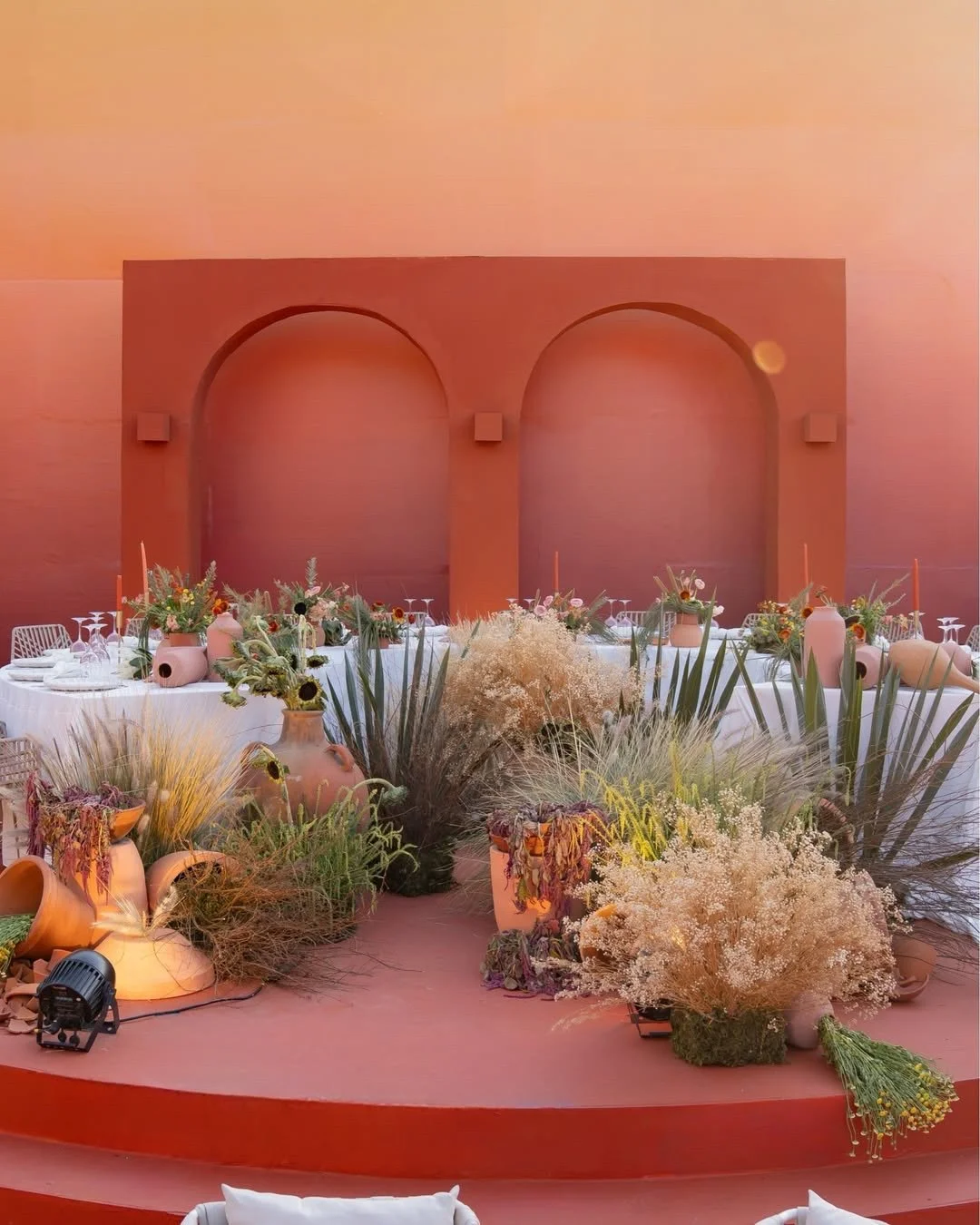 &iexcl;Ad&eacute;ntrate en un mundo donde la elegancia moderna se fusiona con la vibrante tradici&oacute;n! Inspirado en la arquitectura mexicana contempor&aacute;nea y los c&aacute;lidos tonos terracota, este concepto de boda te invita a disfrutar d