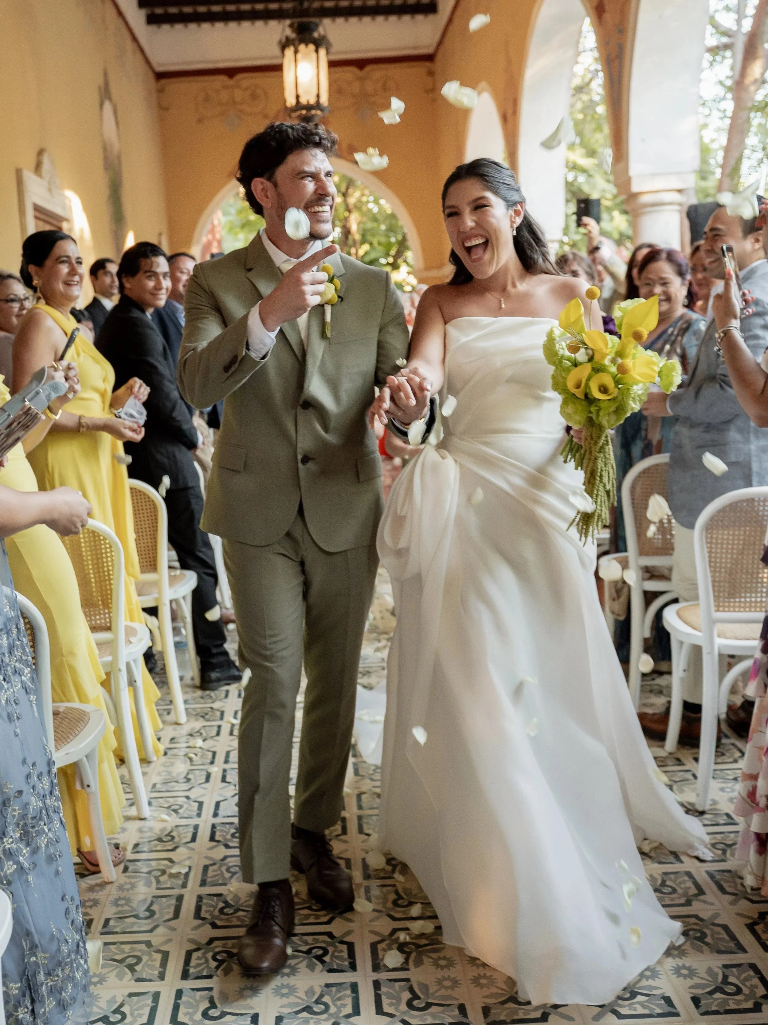 UNA BODA DESTINO INSPIRADA EN EL COLOR AMARILLO EN HACIENDA SAN JUAN OPICH&Eacute;N, M&Eacute;RIDA. 

El color amarillo del anillo de Andrea fue el punto de partida para tomar muchas decisi&oacute;n respecto a su boda. Ella veracruzana y el uruguayo,