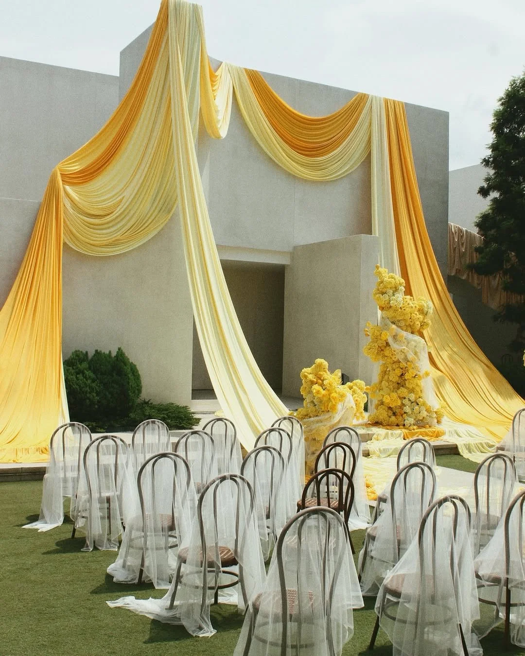 En un mundo donde la elegancia se viste de amarillo, cada detalle cuenta una historia de luz y alegr&iacute;a. Imagina un instante donde el sol se encuentra con el amor, creando una sinfon&iacute;a de colores que despiertan emociones. Aqu&iacute;, ca