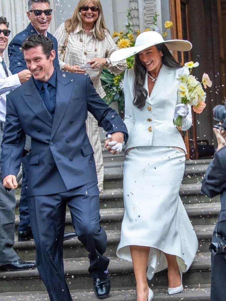 Este fin de semana Dua Lipa celebr&oacute; en una ceremonia &iacute;ntima su boda civil con el actor Callum Turner en Londres. 💍

La cantante pop luci&oacute; un look personalizado por @schiaparelli y ese sombrero ic&oacute;nico que estamos seguras 