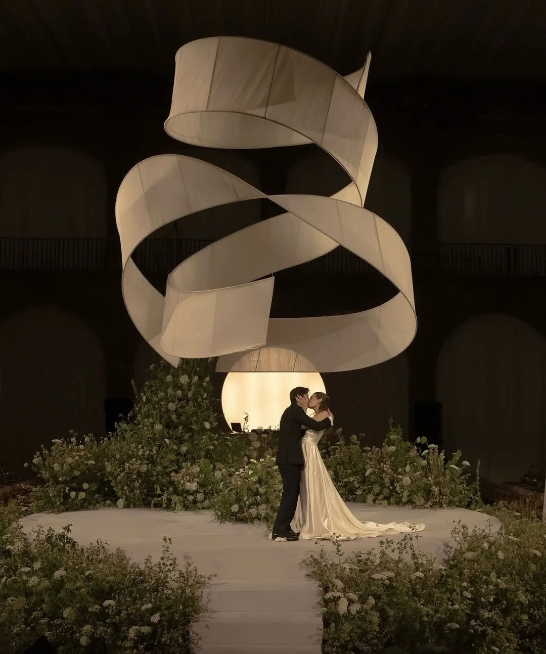 En la ceremonia los arcos tradicionales quedan atr&aacute;s para dar paso a estructuras arquitect&oacute;nicas dise&ntilde;adas especialmente para cada pareja. 

Muros esculturales, piezas con movimiento, telas intervenidas con frases o poemas, o ins