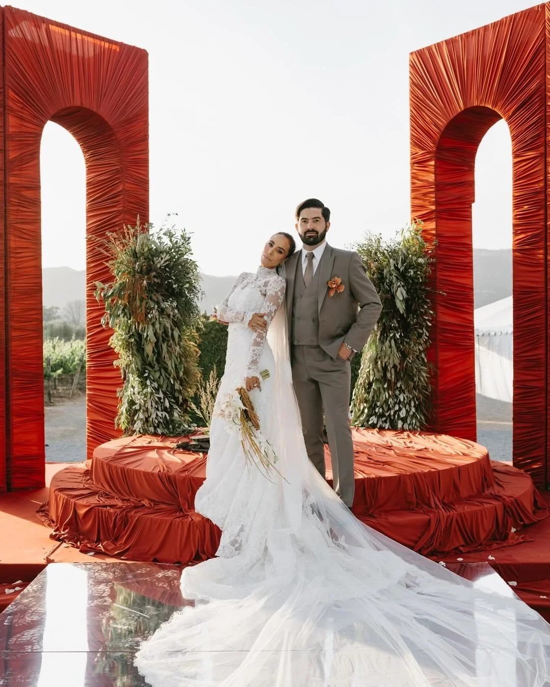 Cuando el amor se encuentra con la elegancia, surgen momentos que quitan el aliento. ✨💕 Hoy celebramos una boda de ensue&ntilde;o, donde arcos impresionantes y drapeados et&eacute;reos crean un escenario m&aacute;gico. &iexcl;Aqu&iacute; el 'felices