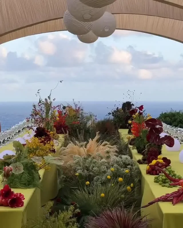 Cuando el viento susurra secretos y el mar refleja colores, los arreglos florales se convierten en poes&iacute;a en movimiento. Cada p&eacute;talo baila al ritmo de la naturaleza, creando una obra maestra ef&iacute;mera. &iquest;Listos para dejarse l