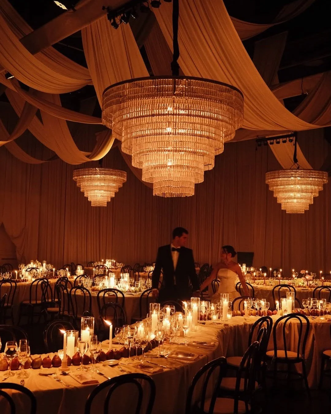 Enam&oacute;rate de la magia de una recepci&oacute;n rom&aacute;ntica a la luz de las velas. Imagina mesas impresionantes adornadas con detalles que cuentan tu historia de amor. Cada rinc&oacute;n, un susurro de romanticismo y elegancia. 🤎
#fridaena