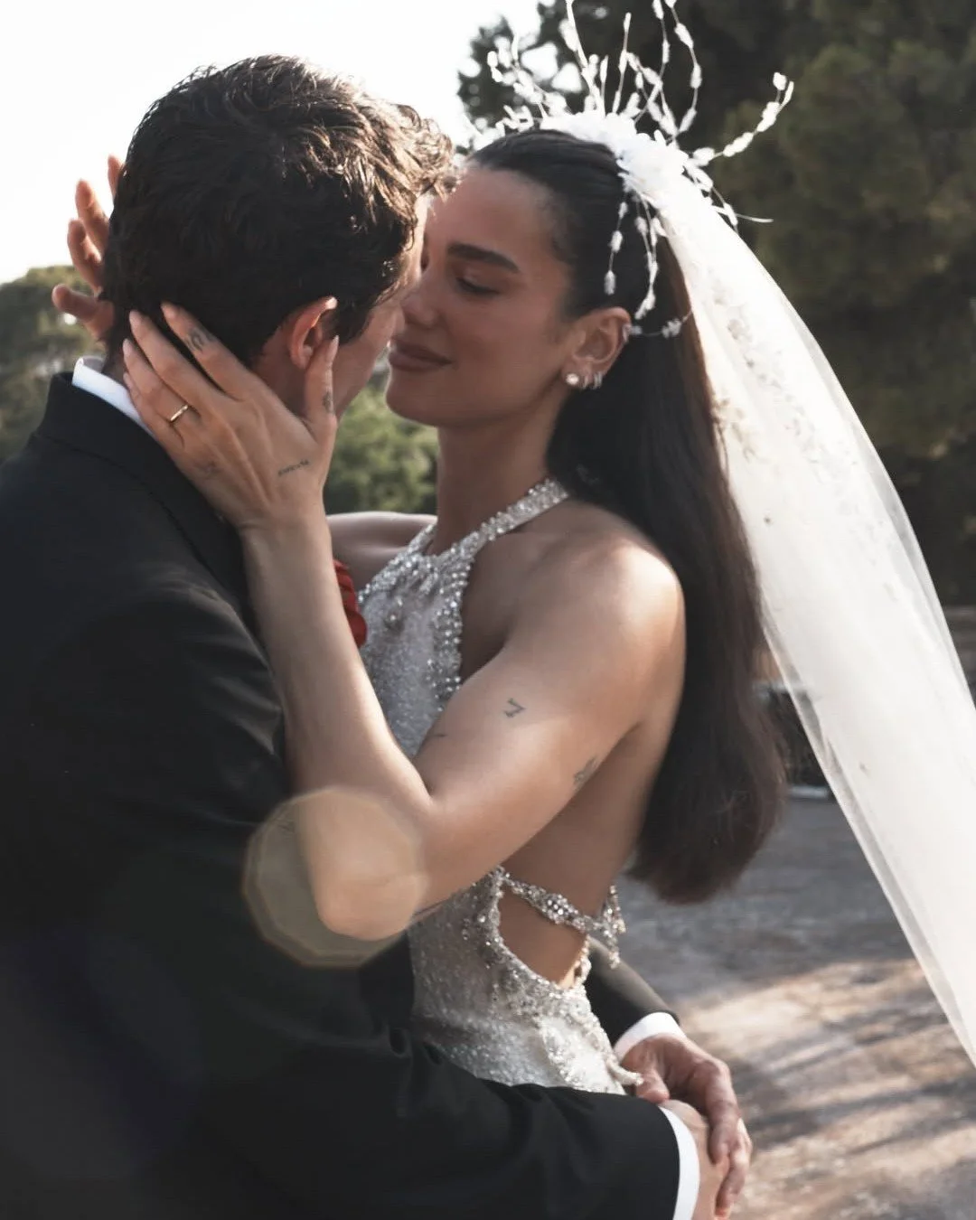 Durante el fin de semana @dualipa nos sorprendi&oacute; con las fotograf&iacute;as oficiales de su boda con el actor Callum Turner. La novia luci&oacute; un vestido personalizado por @chanelofficial con empedrados, plumas y un velo de ensue&ntilde;o.