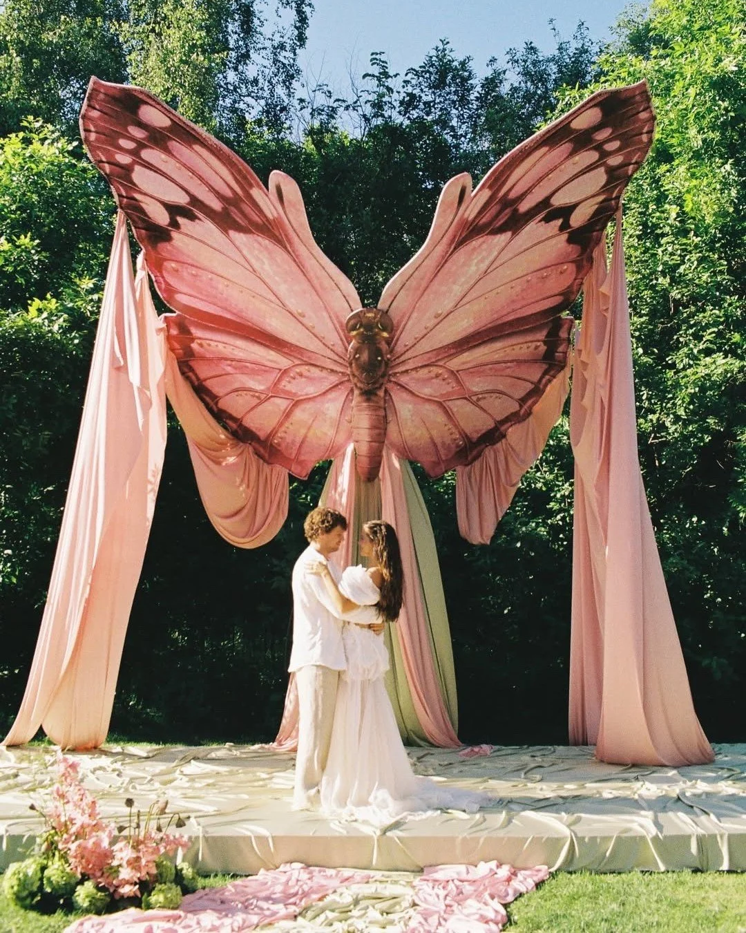 Este dise&ntilde;o naci&oacute; inspirado del efecto mariposa, el cual dice que un simple aleteo de una mariposa puede cambiar toda una historia.  Nos parece una hermosa idea, pues es exactamente lo que sucede en una boda despu&eacute;s del &ldquo;s&