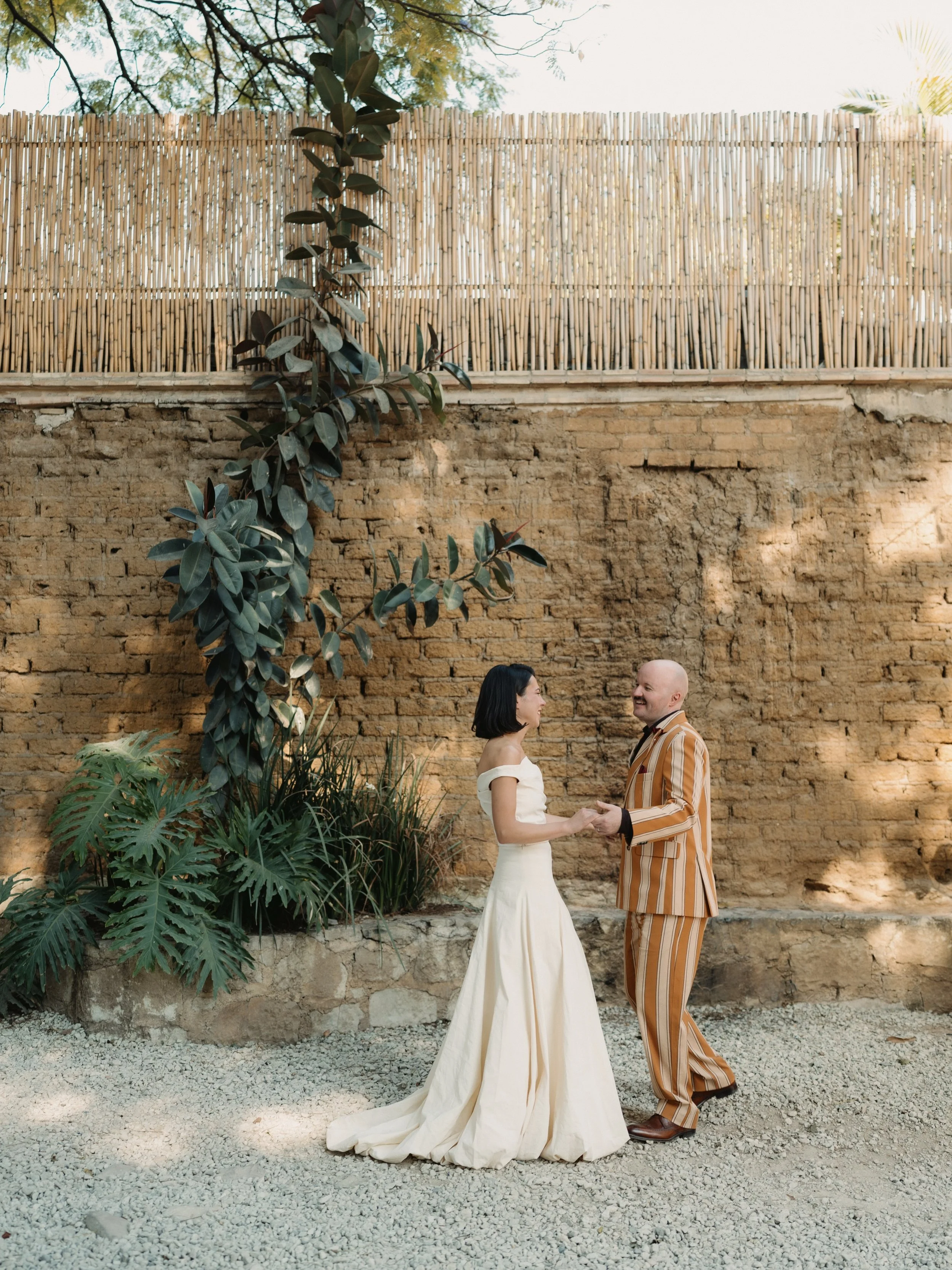 El trabajo de @potts.wed como fot&oacute;grafo de bodas en Oaxaca y bodas destino en M&eacute;xico es natural, relajado y org&aacute;nico.

Su creencia en el amor como esa fuerza universal que nos une lo lleva a documentar cada historia tal como es. 