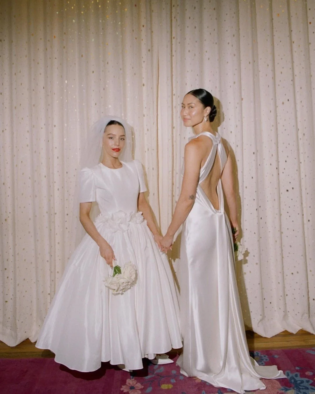 &iexcl;Brindamos por las novias que redefinen la tradici&oacute;n! 💍 Estas novias modernas abrazan su estilo &uacute;nico, rompen moldes y hacen que su historia de amor sea inolvidable. &iexcl;Por el amor en todas sus formas: audaz, hermoso y que no