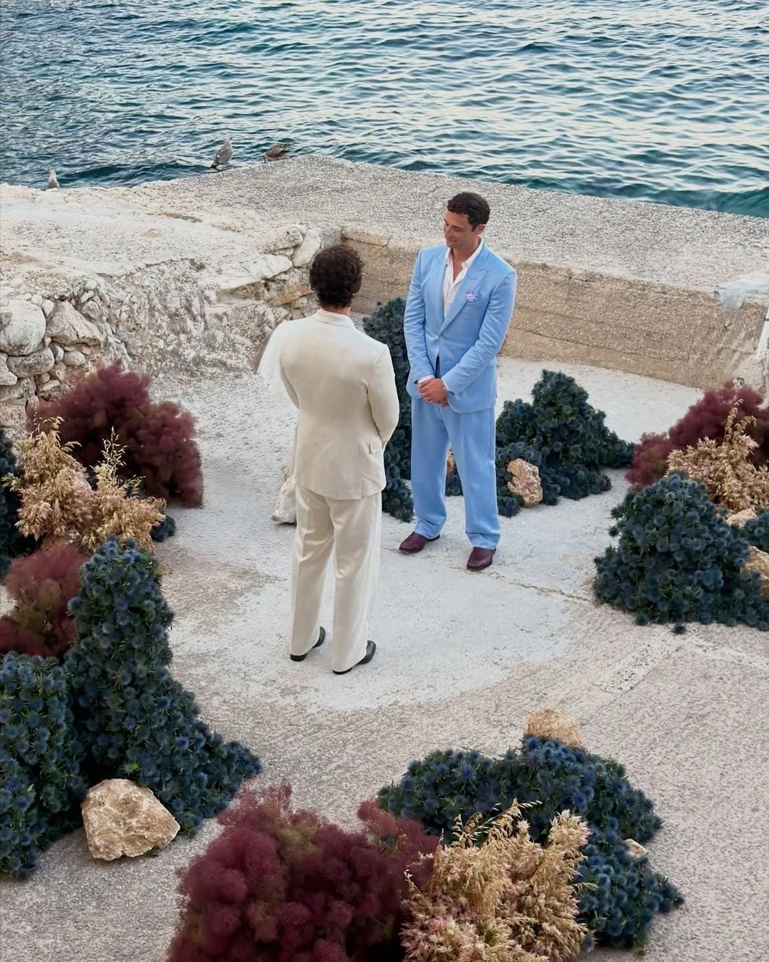 Entre el murmullo del mar y el susurro de las flores, estos dos corazones encontraron su destino. 🩵Celebramos un amor que florece con cada brindis y se sumerge en la belleza de la naturaleza.
#fridaenamorada 

Team: @hamishpowell @agnesesognasempre 