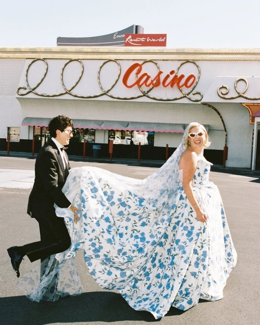 Cuando el azul se convierte en la promesa de un &lsquo;s&iacute;, acepto&rsquo;. ✨ Cada tono, cada detalle, un reflejo de amor y sue&ntilde;os. &iexcl;Las novias en azul saben c&oacute;mo deslumbrar! &iquest;Est&aacute;s lista para un viaje lleno de 