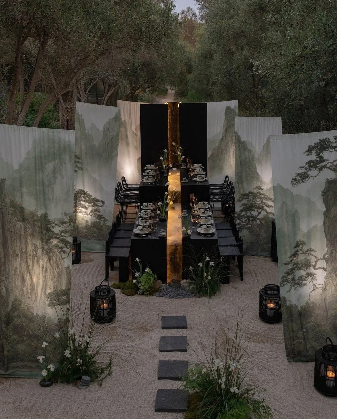 &iquest;Listos para sumergirse en una nueva dimensi&oacute;n de elegancia? ✨ Descubre c&oacute;mo un dise&ntilde;o inmersivo puede transformar tu boda en una experiencia m&aacute;gica que se fusiona perfectamente con su entorno. Desde el uso de eleme