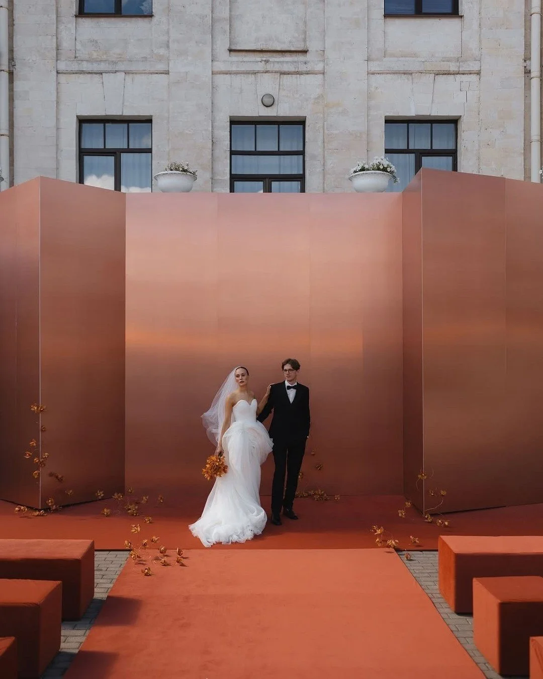 &iquest;Lista para elevar la decoraci&oacute;n de tu boda? 🌟 &iexcl;Sum&eacute;rgete en el mundo de los detalles &uacute;nicos en naranja met&aacute;lico, que aportan un toque moderno y llamativo a cualquier celebraci&oacute;n!
#fridaenamorada 

Pla