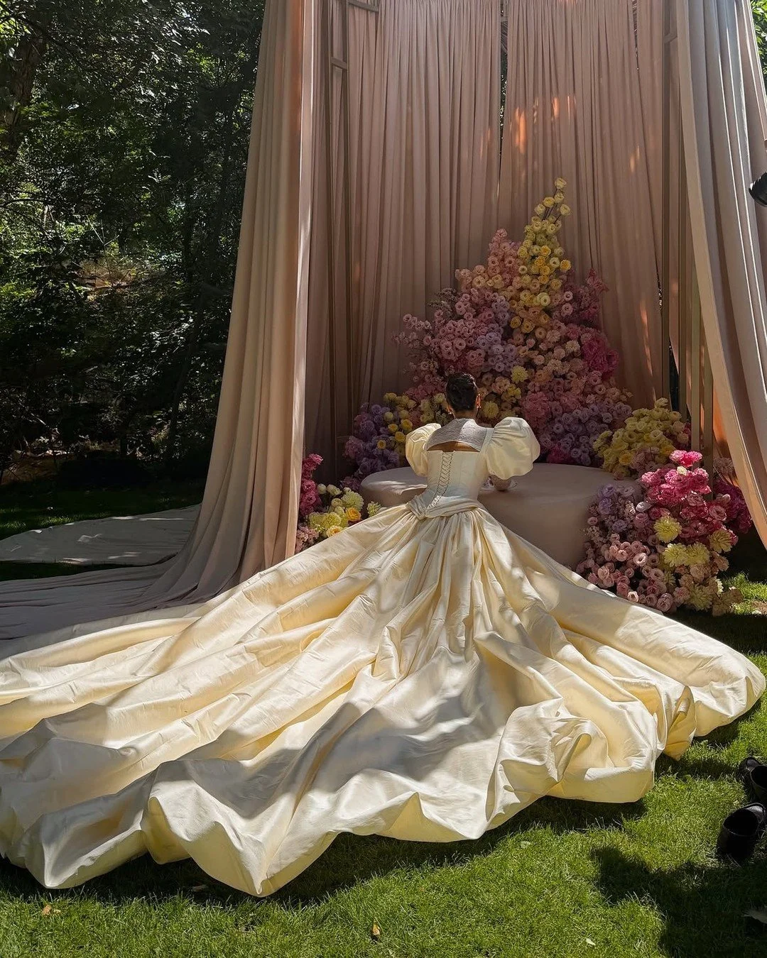 Un escenario de ensue&ntilde;o con un vestido que roba el aliento suena como la combinaci&oacute;n perfecta para sentirte en tu versi&oacute;n m&aacute;s bridal. 💞
#fridaenamorada 

Planeaci&oacute;n: @moddweddings 
Vestido: @lesamesbridal
Novia: @a