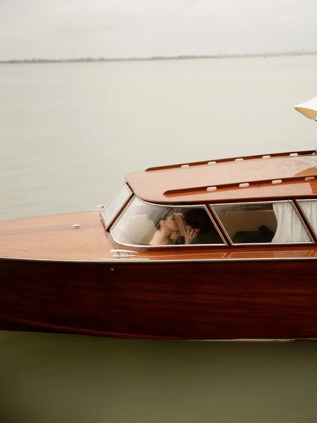 Entre los canales de la m&aacute;gica Venecia, un amor se teje con hilos de modernidad y elegancia italiana. Aqu&iacute;, el romance encuentra su hogar en cada g&oacute;ndola y en cada rinc&oacute;n empedrado, donde las historias susurran al viento y