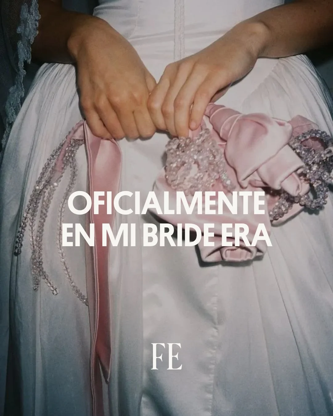 Te comprometes y de pronto tienes fecha, vestido en mente, mil ideas y una felicidad bastante dif&iacute;cil de disimular.

S&iacute;, esta bridal era merece que te obsesiones un poquito. 🤍💍💫

&iquest;Con cu&aacute;l de estas frases te identificas