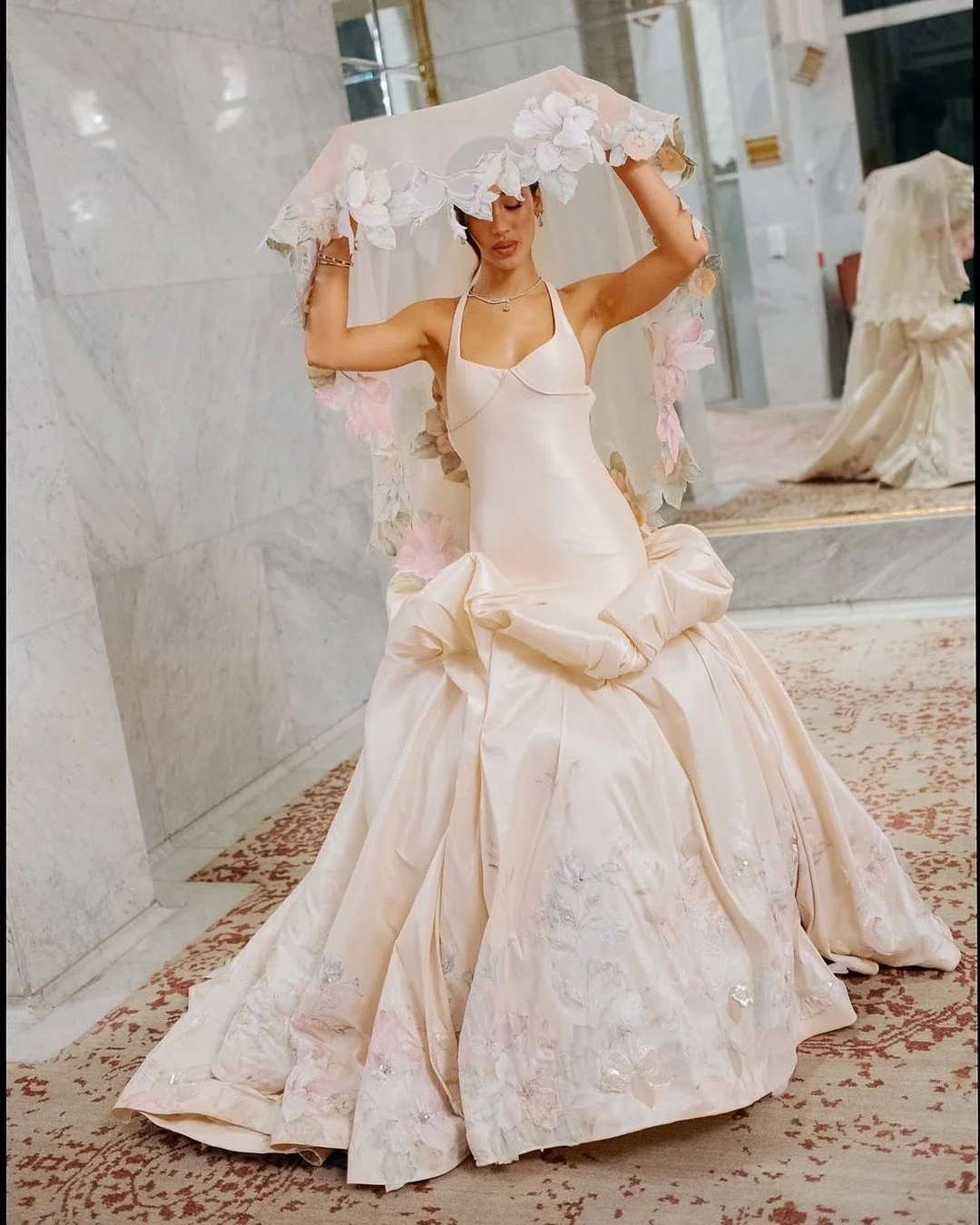 Susurros de elegancia y p&eacute;talos de sue&ntilde;os. Este vestido floral rosa claro no es solo un atuendo; es una historia esperando ser contada. 🩷🌸
#fridaenamorada 

@rafikfouad @salmaosmanbridal @bydd.themes @ahmed__mounir @rehamkhalifaa @mah