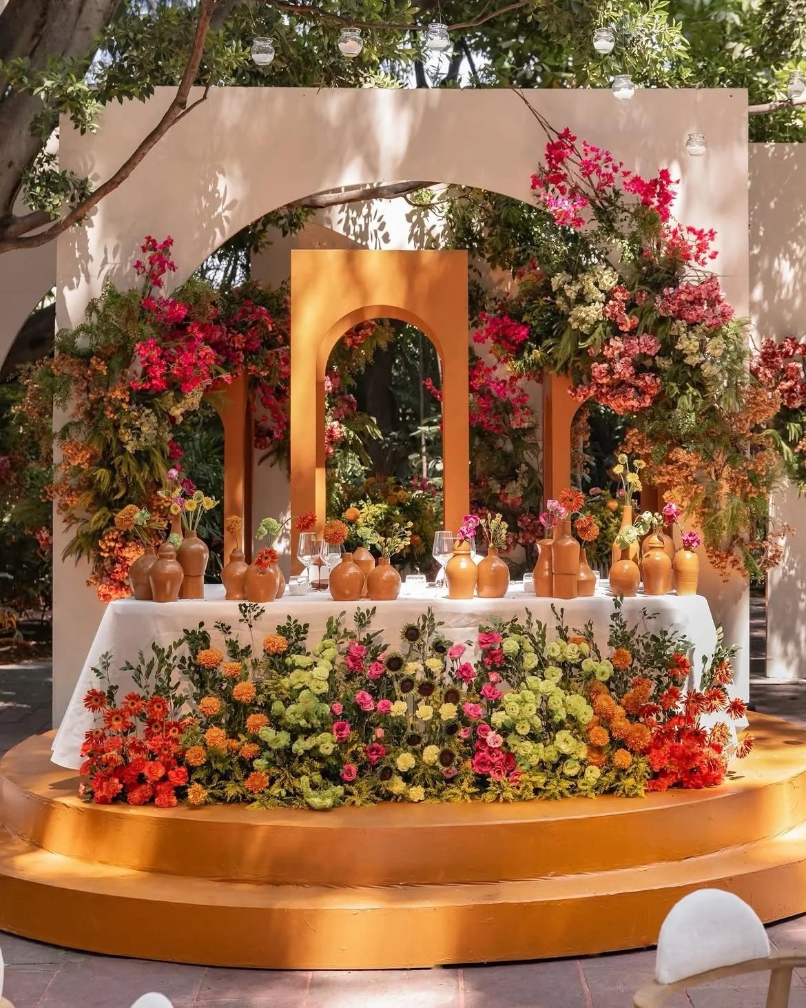 Conoce a @la.dahlia, la dise&ntilde;adora floral que transforma tus sue&ntilde;os en elegantes realidades. Cada arreglo es una obra de arte, donde la romance se encuentra con la sofisticaci&oacute;n. 

Desde la delicadeza de los p&eacute;talos hasta 