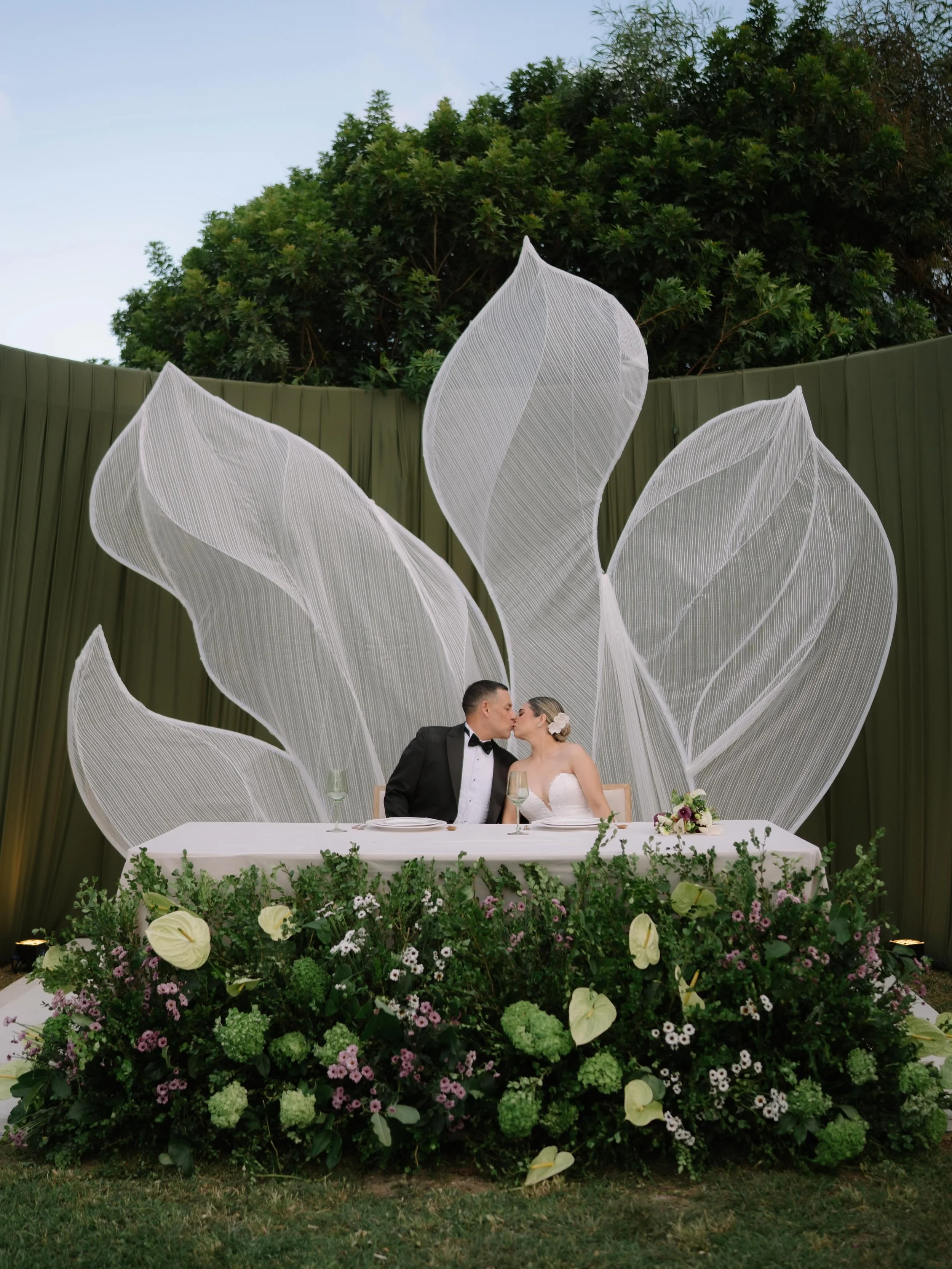 @josuearcefoto es un fot&oacute;grafo de bodas en Baja, Valle de Guadalupe y destinos en todo M&eacute;xico, apasionado por contar historias de amor de una manera aut&eacute;ntica, emotiva y atemporal. 💌

Con una mirada editorial y atenci&oacute;n a
