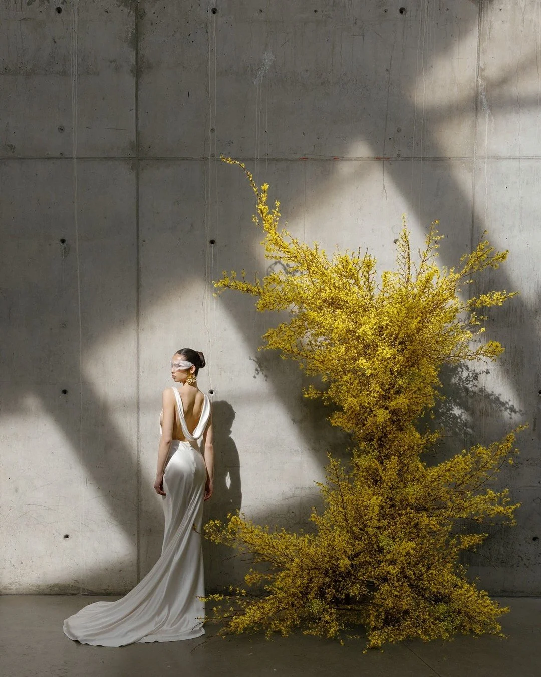 Sum&eacute;rgete en un mundo donde los amarillos brillan y los looks son pura fantas&iacute;a. ✨
#fridaenamorada 

Direcci&oacute;n Creativa y Styling: @sfdesigninc
Fotograf&iacute;a: @rebeccafrank.co 
Florista: @jarmanshop 
Vestidos: @blushandraveny