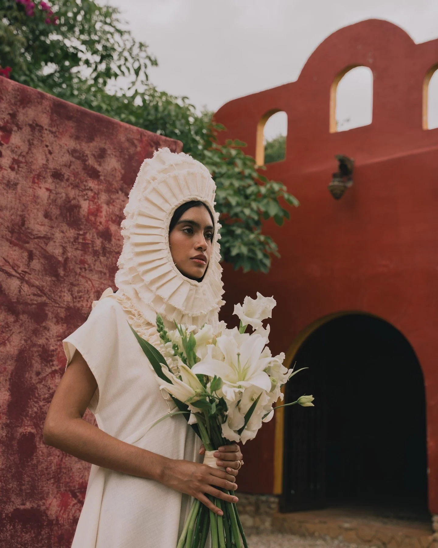Cuando el amor se viste de tradiciones, cada momento se convierte en una obra de arte. 🌹✨
#fridaenamorada 

Locaci&oacute;n: @huayapam_yuu 
Vestido: @nadyapadilla.mx 
Tocado: @elit_rueda 
Maquillaje y peinado: @jesvqbeauty 
Modelo: @angg_cha 
Direcc