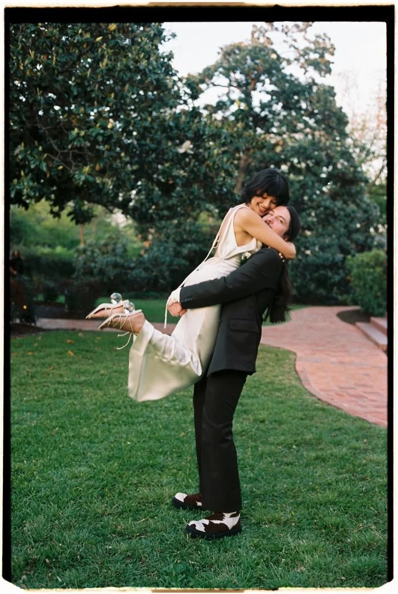 pareja celebrando su boda