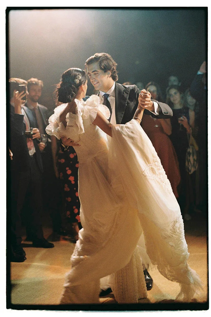 pareja bailando su primer baile de bodas