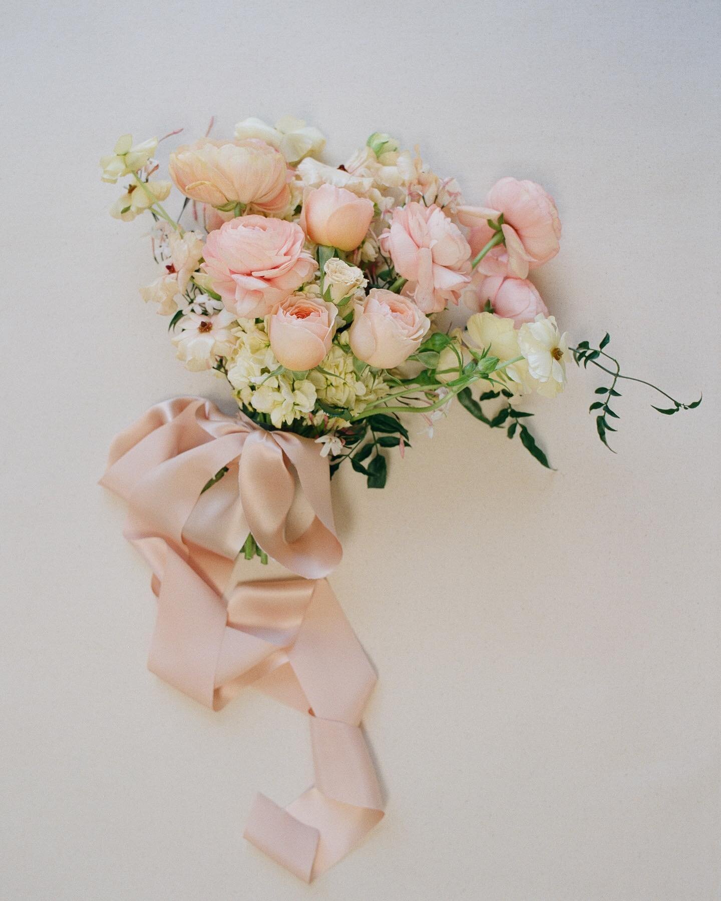 Just a bit obsessed with the first ever bouquet I made 😍
Had to get it on film 🎞️ 
Of course I was guided by the amazing @espritfloralco 

Model: @kate_sands_ 
Studio: @espritfloralco 
Styling mat: @chasingstone