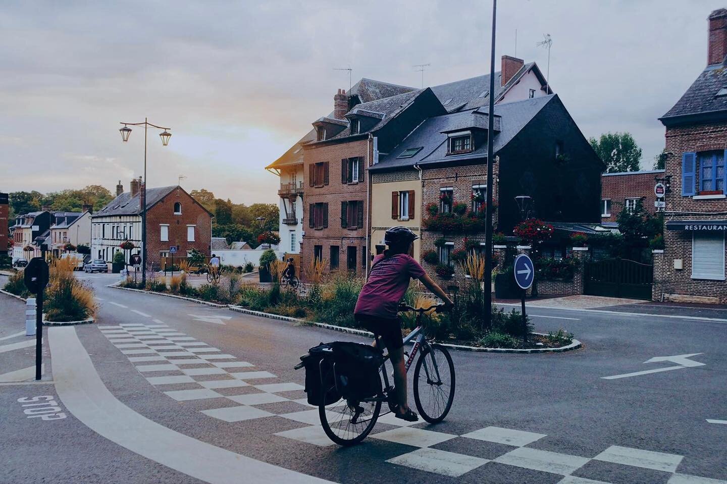 Our good friend Kathy is out in Paris after cycling one of our hire bikes over 275km along the French side of the London - Paris route. 
.
We&rsquo;re insanely proud of @bateskathryn and @alicenewnum for smashing their longest ever rides, pedalling l