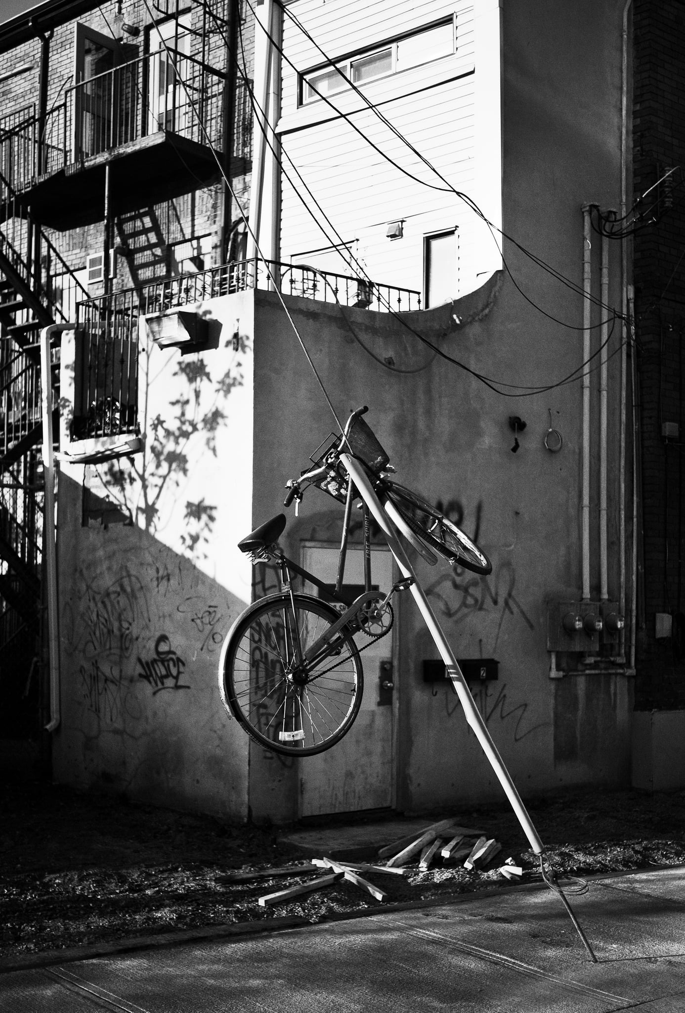 blue-hanging-bike_britain-street_01.jpg
