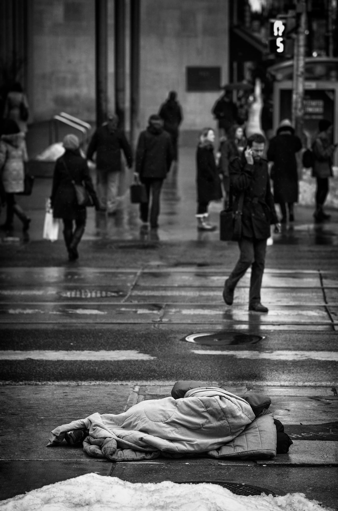 homeless_old-cityhall_queen_people_01.jpg