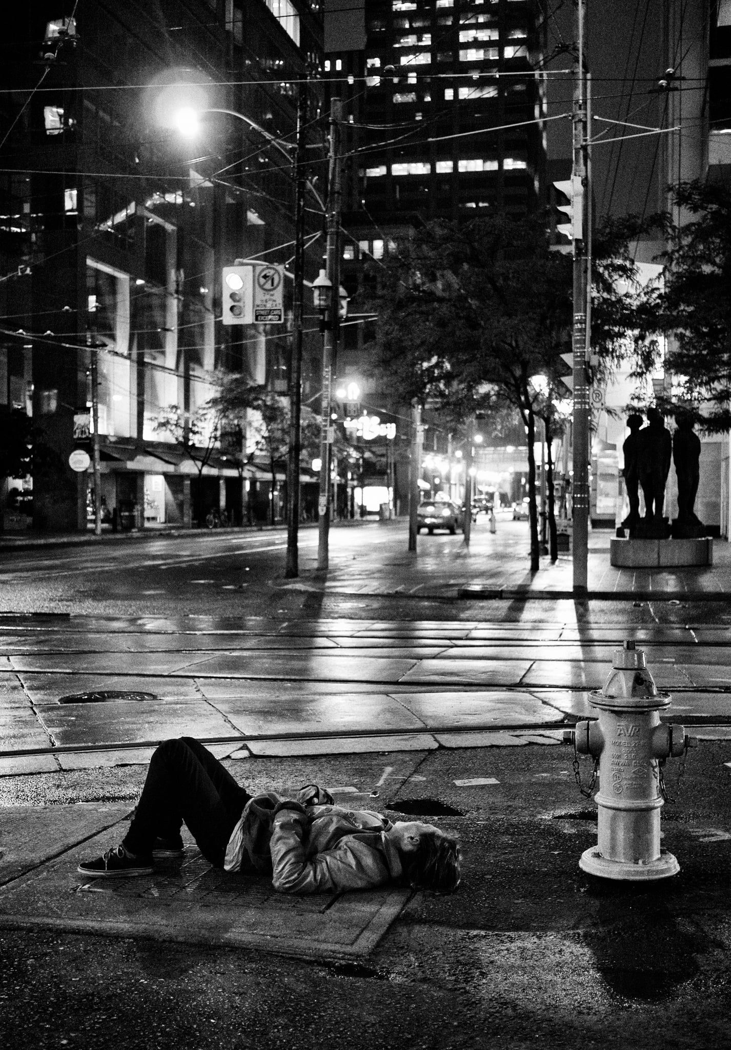 homeless_asleep_rain_night_queen-victoria_01.jpg