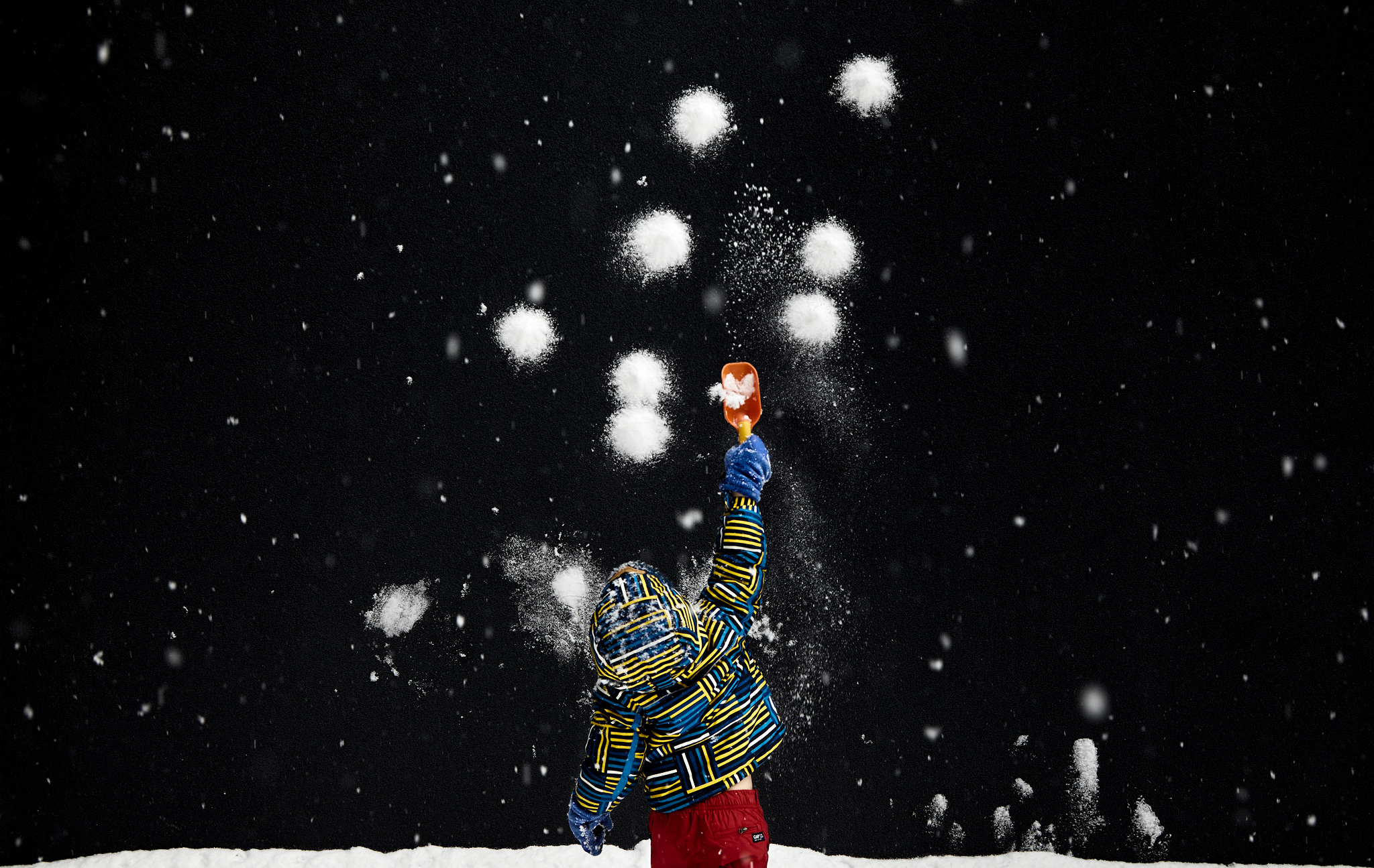 boy_winter_snow_wall_01.jpg