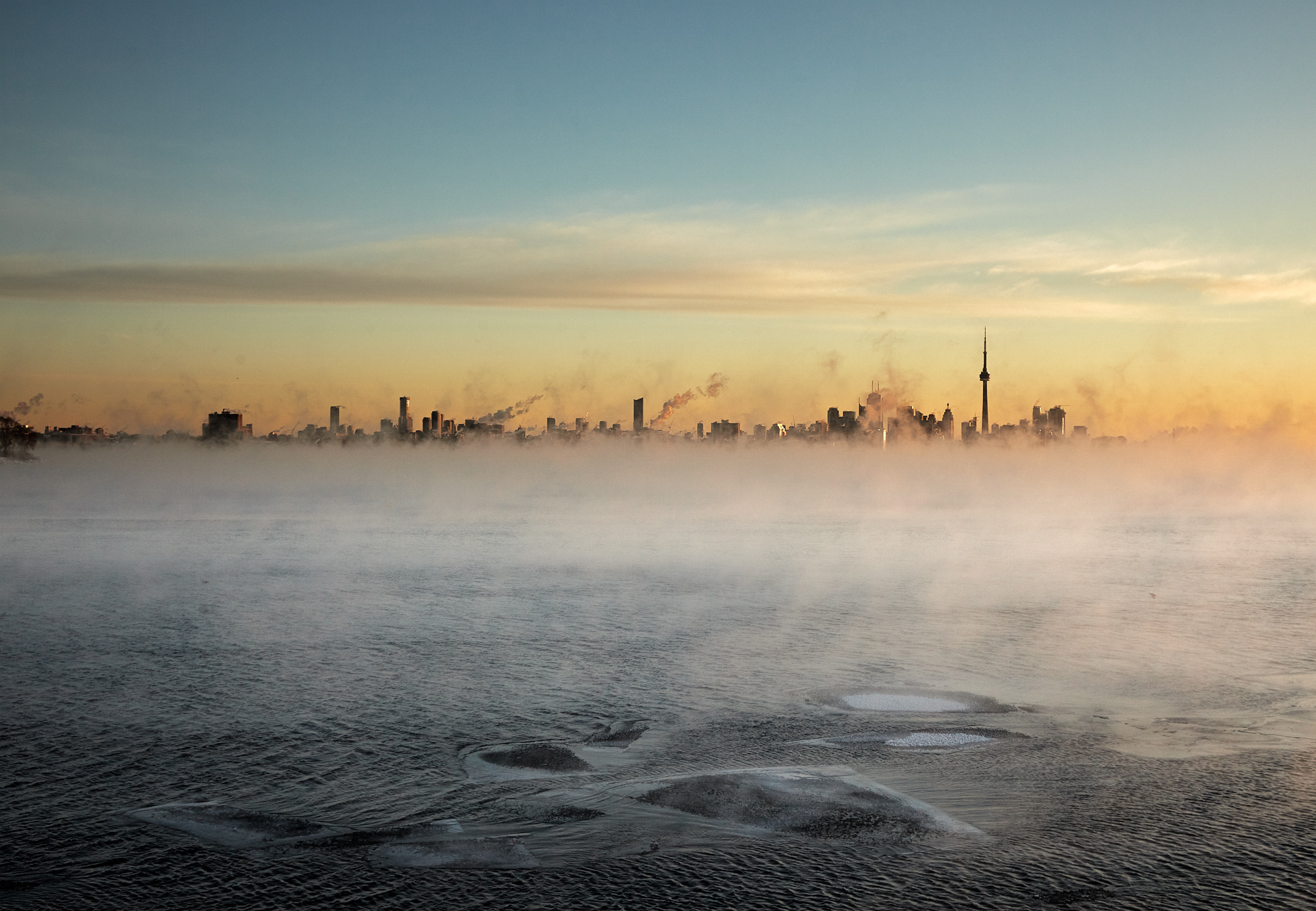 humber-bay_park_snow_sunrise_cn-tower_ice_beach_winter_02b.jpg