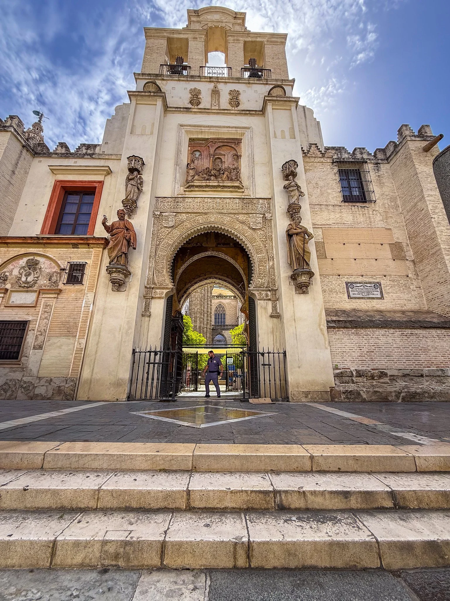Puerta del Perdón y Patio de los Naranjos