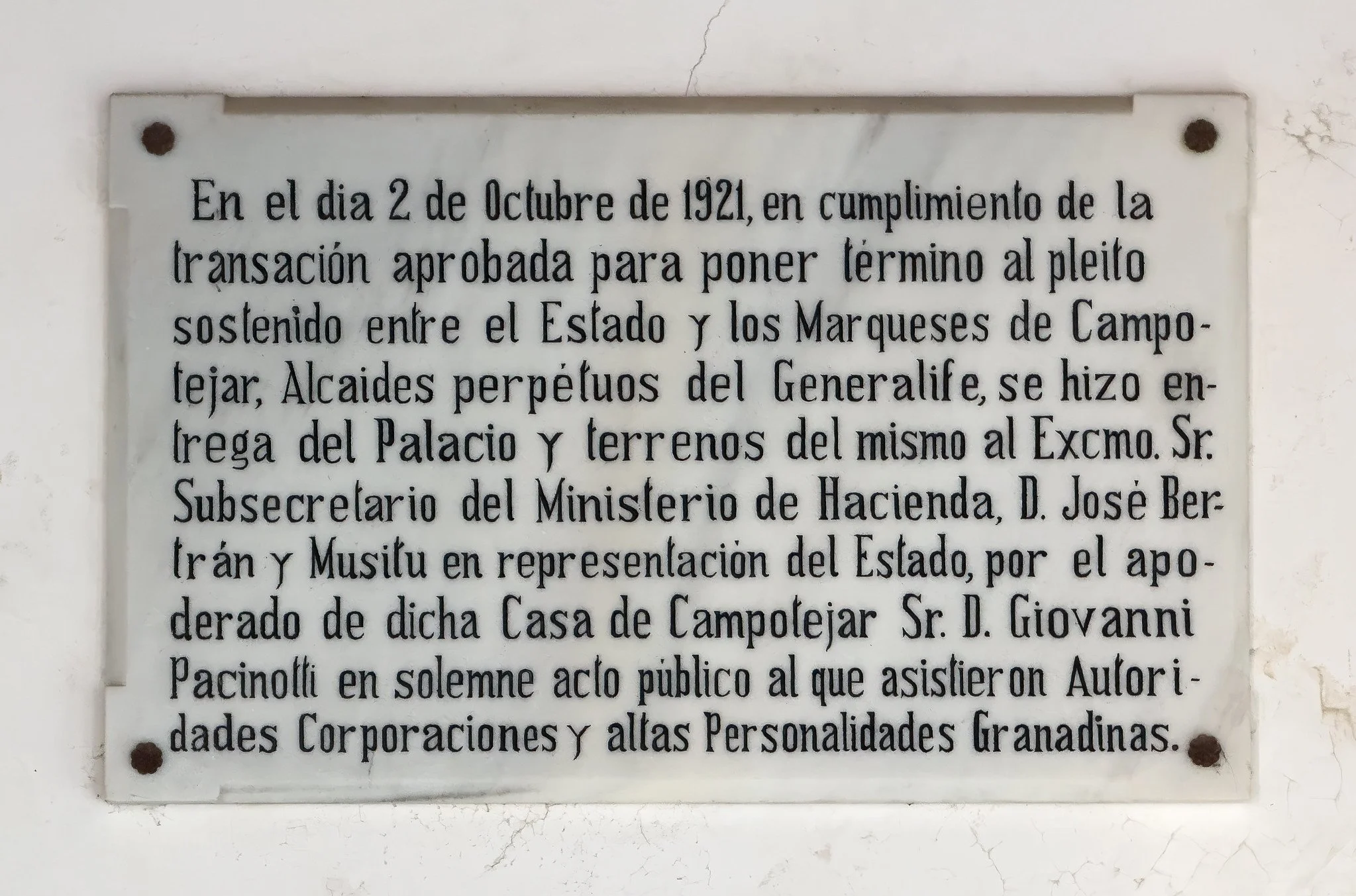 A commemorative marble tablet (lápida conmemorativa) marking the official handover of the Generalife palace and its grounds from private ownership back to the Spanish State.
