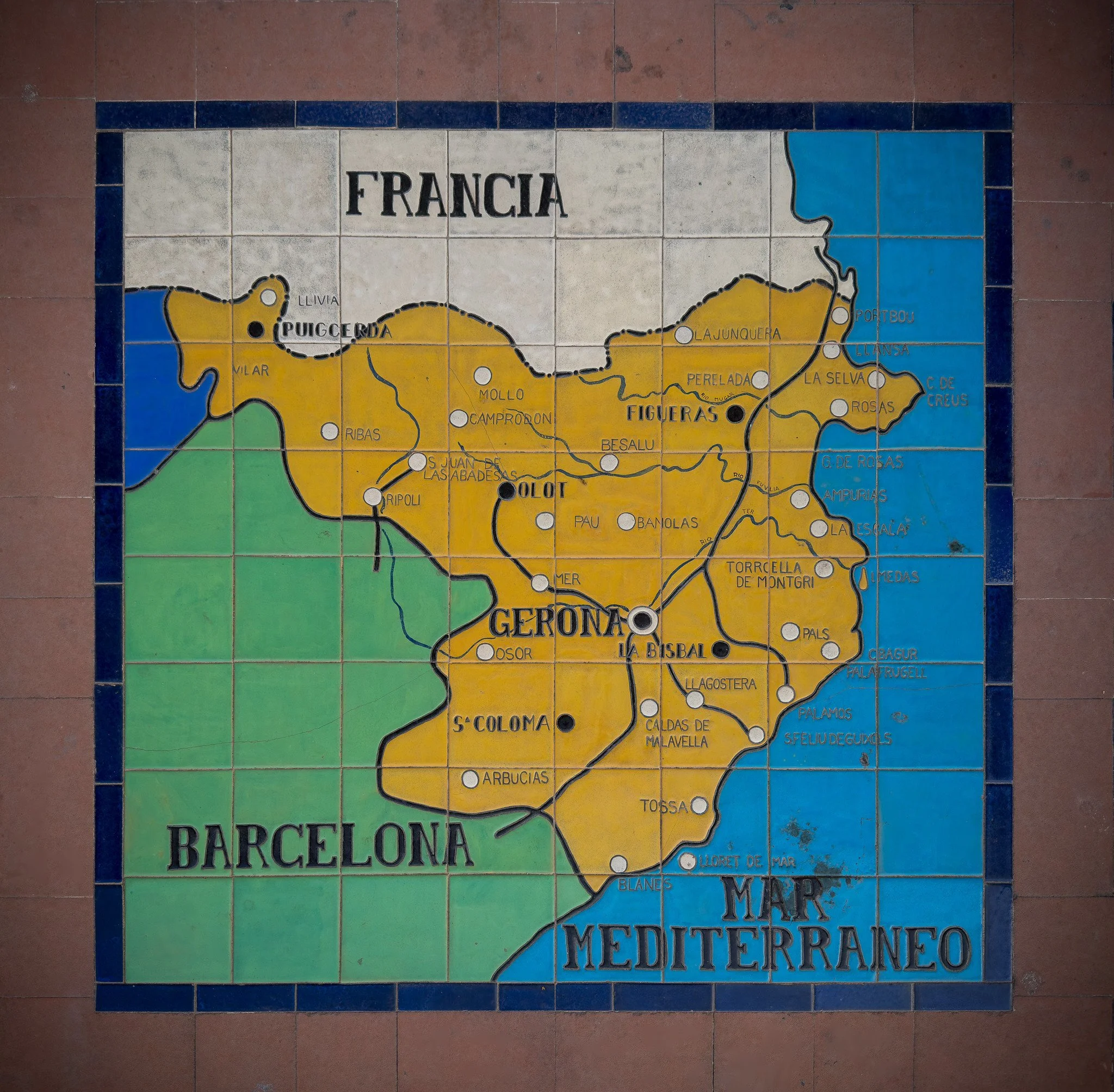 Province Map, tiled into the ground/lower platform - Plaza de España.