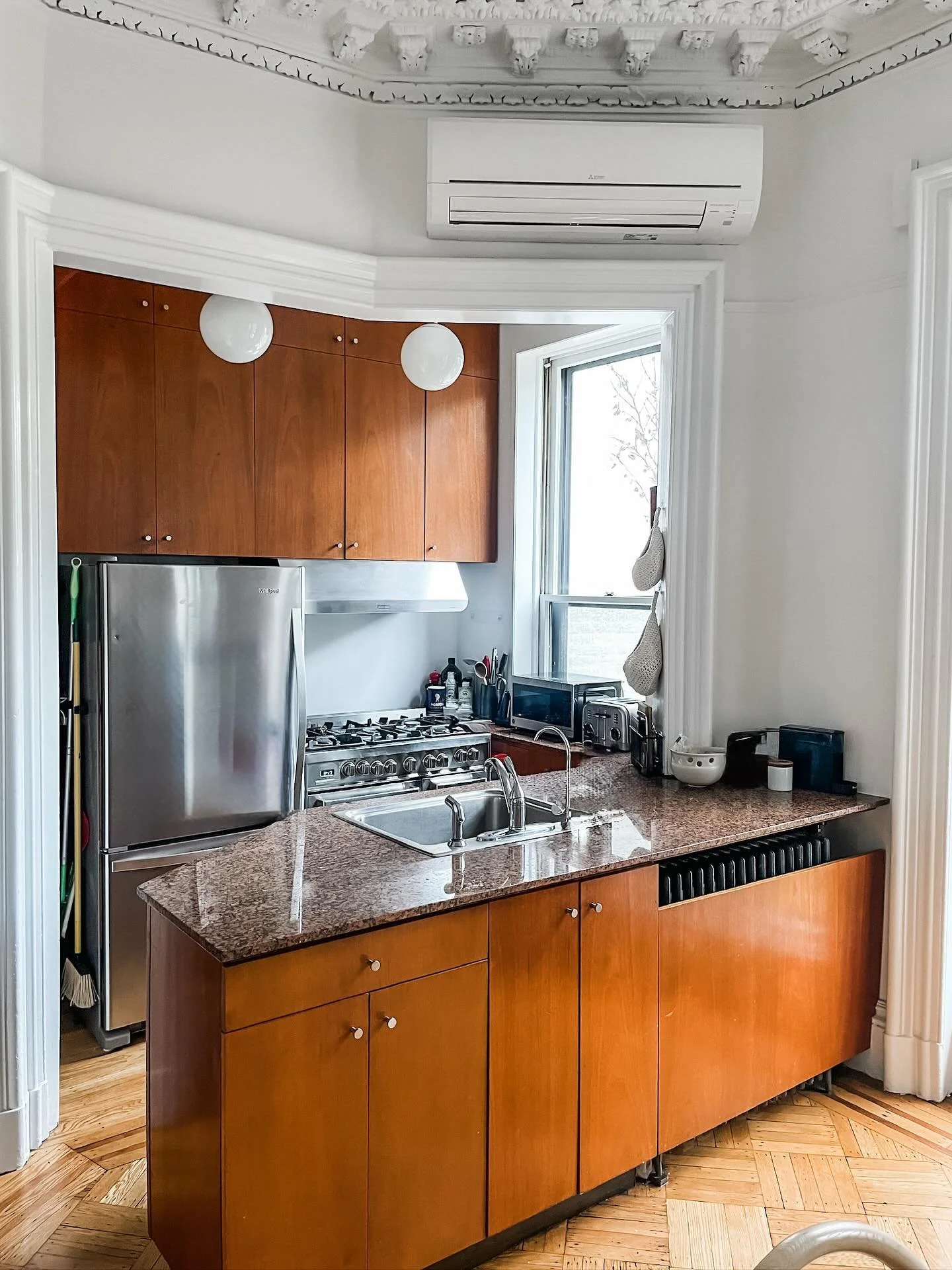 Most people think clean countertops = an organized space 🧐 but&hellip;

If the illusion unravels the second you open a drawer or cabinet?? The mess is going to keep coming back! 

We love leaving a kitchen organized inside AND out✨

Swipe through th